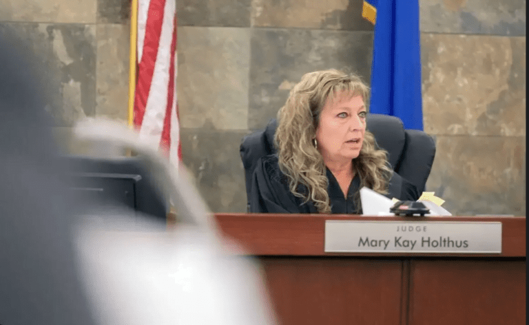 Jueza de Nevada regresa a trabajar tras ser atacada por acusado en corte